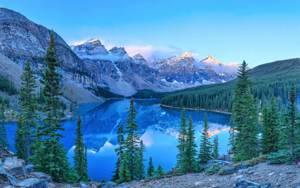 Photo d'un lac autour de montagne au canada