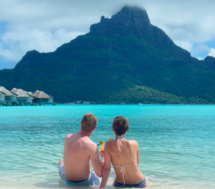 Couple sur une plage à Papeete