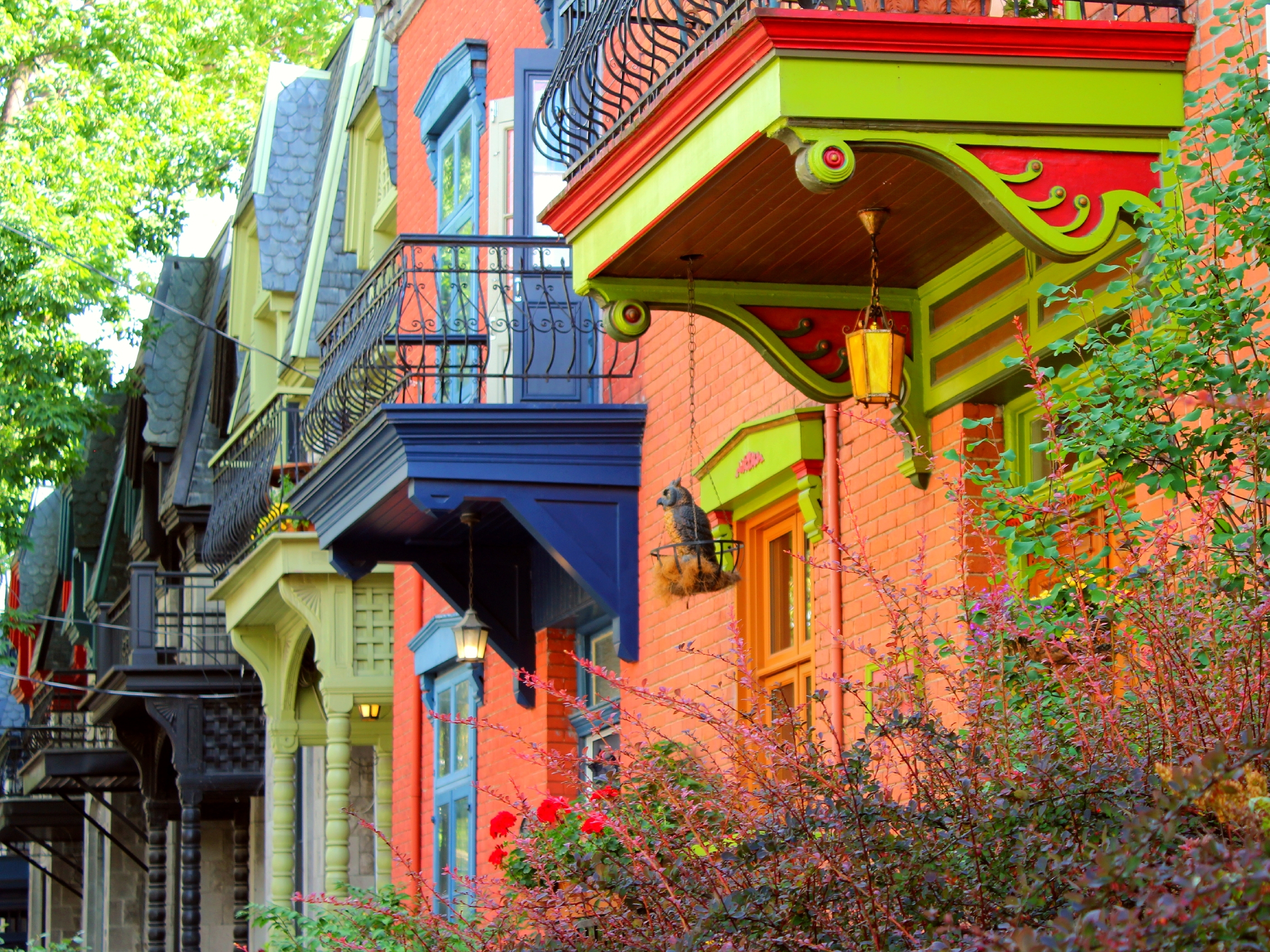 Belles maisons à Montréal, au Canada, dans le quartier du Plateau Mont-Royal, très prisé des touristes et des habitants de la région, qui vivent une crise du logement avec des loyers et des hypothèques coûteux. Fenêtres et murs colorés