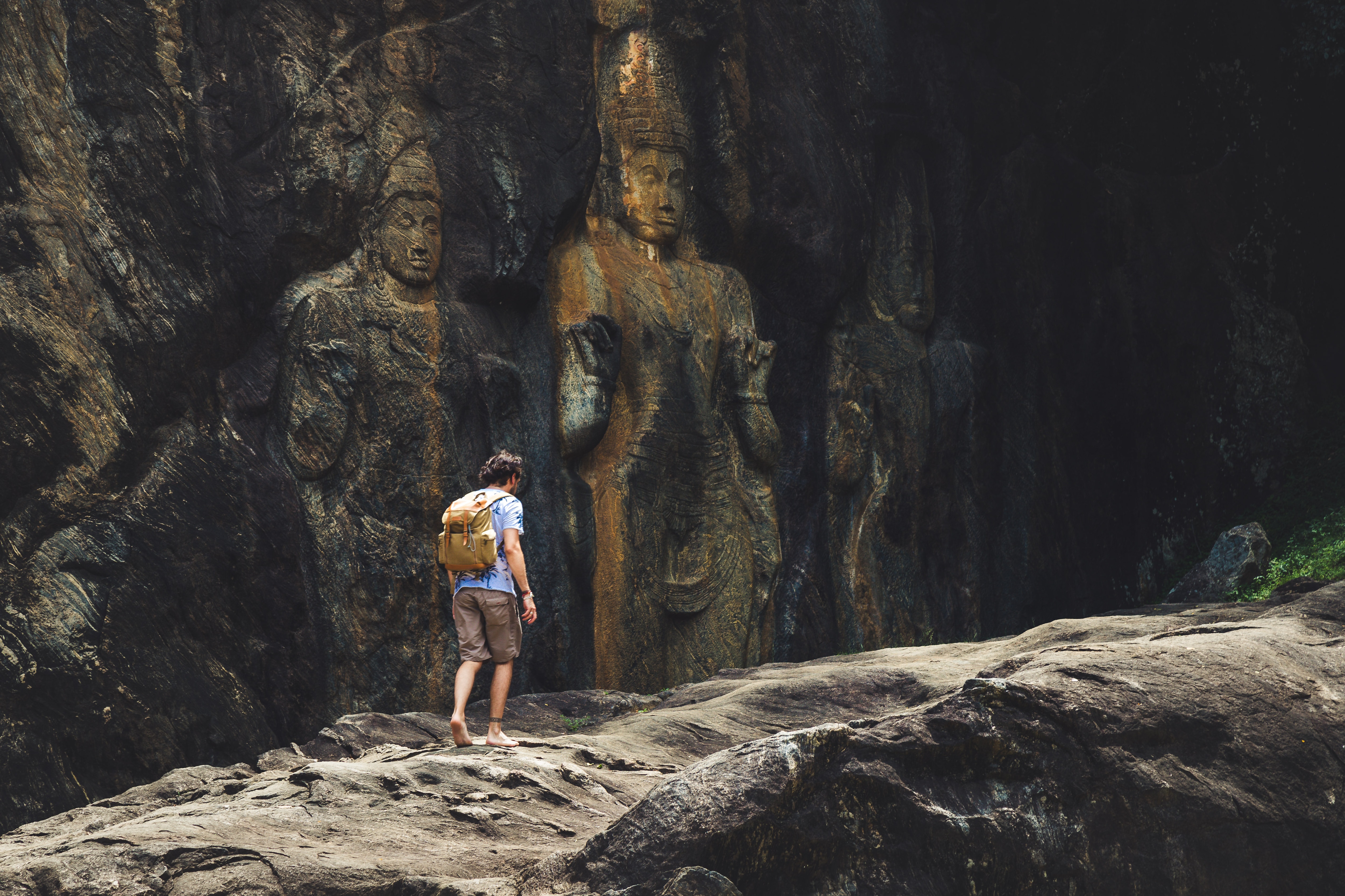 Homme qui marche en montagne