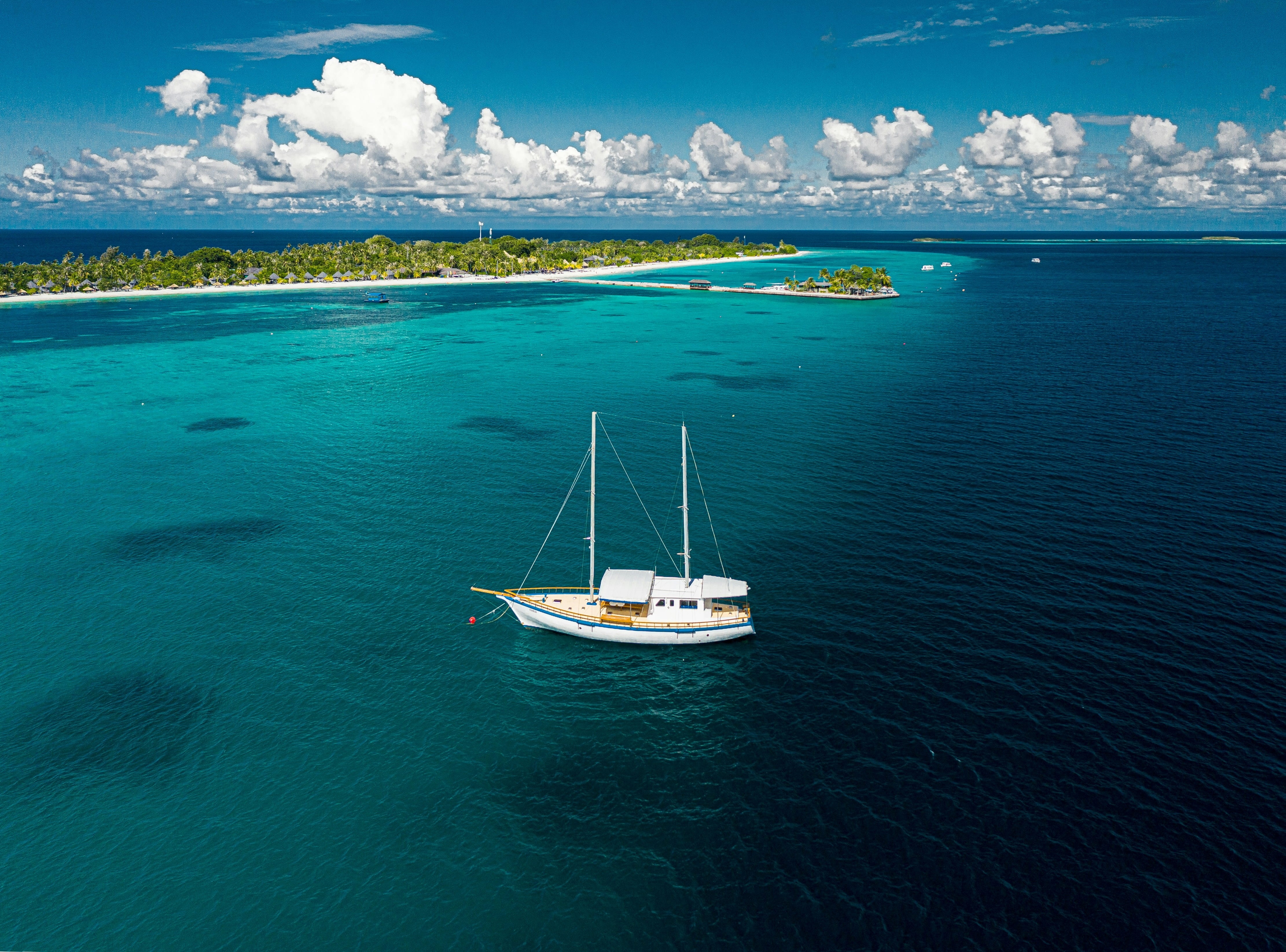 bateau et eau turquoise